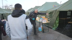 Do stanového mestečka v Kútoch sa nasťahovali migranti. Pomôcť im chcú aj miestni