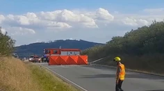 Na idúce auto s deťmi spadlo v Česku lietadlo. Pilot nehodu neprežil