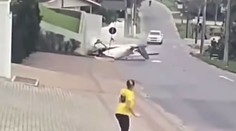 VIDEO: Na rušnú cestu sa zrútilo lietadlo, posádka hrozivo vyzerajúcu nehodu prežila
