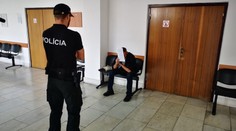 Pohádali sa, schytil na ňu nôž a tĺčik na mäso. Muž agresívne napadol svoju partnerku