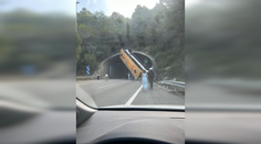 VIDEO: Hrozivo vyzerajúca nehoda autobusu v Španielsku. Prevrátil sa pred vstupom do tunela