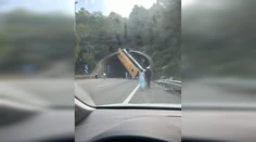 VIDEO: Hrozivo vyzerajúca nehoda autobusu v Španielsku. Prevrátil sa pred vstupom do tunela