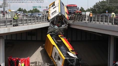 Vodič autobusu, ktorý sa zrútil vo Varšave, bol zrejme pod vplyvom drog