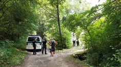 Nerozvážnosť ho takmer stála život. Motorkár bez prilby sa zrazil s autom, zachraňoval ho vrtuľník