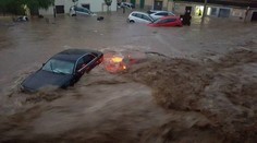 V obľúbenej dovolenkovej destinácii plávali autá ulicami