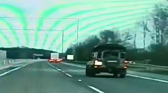 VIDEO: V aute mal malé dieťa a v dychu 2,5 promile. Na mol opitý vodič jazdil po D1 zo strany na stranu