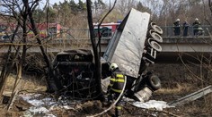 Pri Prešove spadlo z mosta nákladné auto, šoféra vytiahol z kabíny okoloidúci
