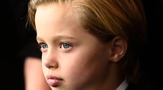 Z dcéry Angeliny Jolie bude chlapec. Rodičia jej v tom nebránia
