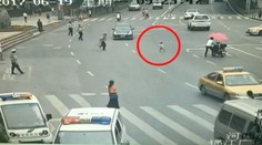 Malé dieťa sa ocitlo uprostred rušnej cesty, zachránil ho odvážny policajt