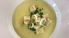 Polievka vichyssoise s maslovými krutónmi
