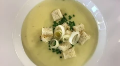 Polievka vichyssoise s maslovými krutónmi