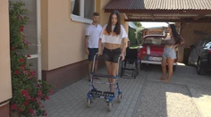 Bojovníčka Miška, ktorá ochrnula na Cypre, na sebe tvrdo pracuje. Snaží sa vyvrátiť teóriu lekárov