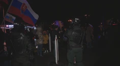 Konvoj americkej armády vstúpil na územie Slovenska, na hraniciach ho čakala skupina protestujúcich ľudí