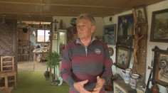 V jeho rukách staré veci opäť ožívajú. Svoj dom premenil na súkromnú galériu