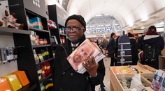 Kniha princa Harryho oficiálne vyšla, z Británie hlásia veľký záujem