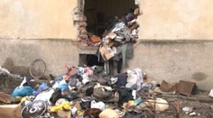 Búrajú vilu, kde sa špina hromadila 30 rokov. Smeti boli po strop