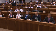 V parlamente bolo rušno, nechýbali pokriky a búchanie do stola (prehľad dňa)