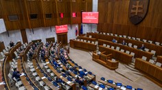 Chýbajú poslanci aj odvolávaná ministerka Šimkovičová. Mimoriadnu schôdzu opäť neotvorili