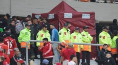 Tragédia počas futbalového zápasu. Fanúšik zomrel po páde z tribúny