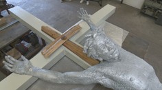 Kríž, ktorý bude súčasťou pápežovej omše v Šaštíne vyrobili z trosiek kostola, ktorý zničilo tornádo