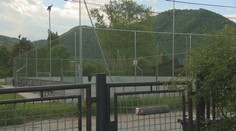 Obyvateľom žilinskej časti pod oknami vybudovali multifunkčné ihrisko. Z obrovského hluku im je do plaču