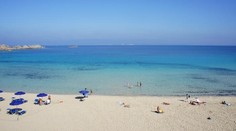 Turista si chcel z dovolenky na Sardínii doniesť suvenír, za fľašu s pieskom dostal mastnú pokutu