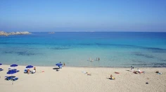 Turista si chcel z dovolenky na Sardínii doniesť suvenír, za fľašu s pieskom dostal mastnú pokutu
