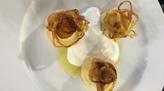 Plnená cibuľa teľacím mäsom a hubami v slanine