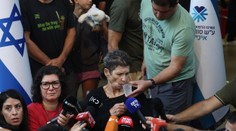 Prežila peklo, väzniteľovi z Hamasu napriek tomu podala ruku. Prepustená rukojemníčka opísala podmienky v zajatí