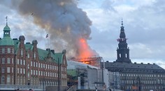 FOTO+VIDEO: V Kodani horela historická budova burzy. V dôsledku plameňov sa zrútila ikonická veža