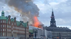 FOTO+VIDEO: V Kodani horela historická budova burzy. V dôsledku plameňov sa zrútila ikonická veža
