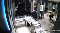 VIDEO: Ozbrojená trojica vykradla predajňu luxusných hodiniek v Prahe