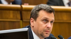 Vedenie parlamentu by mohlo čeliť odvolávaniu, strany zvažujú kroky