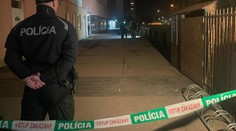 Rodinná tragédia v Petržalke. Mŕtvy muž ležal pred vchodom, dobodaná žena bez známok života v byte