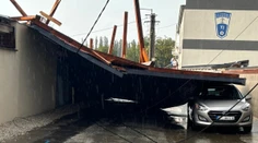 FOTO a VIDEO: Popadané stromy aj odtrhnuté elektrické vedenie. Búrka narobila škody vo viacerých regiónoch