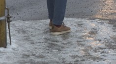 O údržbu chodníkov sa počas zimy majú starať obce a mestá. Sťažujú sa, že nestíhajú