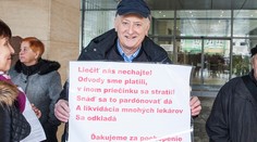 Lekári protestovali pod Richterovými oknami, na odvodoch majú zaplatiť tisíce eur