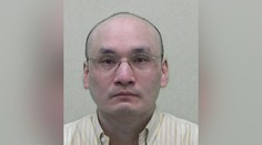 FOTO: Doktor sa zamaskoval tak, že ho nespoznala vlastná mama. Jej mužovi vpichol miesto vakcíny jed