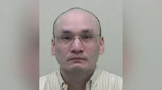 FOTO: Doktor sa zamaskoval tak, že ho nespoznala vlastná mama. Jej mužovi vpichol miesto vakcíny jed