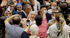 Pápež po kritike sľúbil dodržiavanie odstupu od veriacich