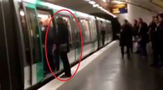 VIDEO: Fanúšikovia Chelsea to prehnali. Muža čiernej pleti nepustili do metra