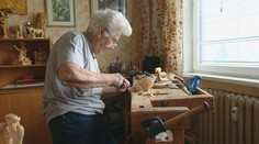 Pani Mária má 30 rokov nárok sedieť doma, no každé ráno vstáva do práce