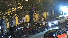 VIDEO: Bitka medzi turistami v centre Prahy sa skončila tragédiou. Muž zomrel po rane fľašou od vodky