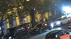 VIDEO: Bitka medzi turistami v centre Prahy sa skončila tragédiou. Muž zomrel po rane fľašou od vodky