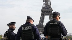 Pod Eiffelovkou sa objavili rakvy s nápisom „Francúzski vojaci, ktorí, padli na Ukrajine“