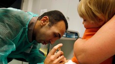 Nemecká vláda chce, aby škôlky nahlasovali rodičov odmietajúcich očkovanie