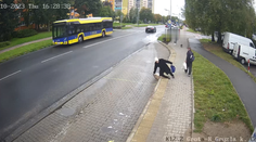 VIDEO: Muž zrážal starších ľudí na ulici ako kuželky. Po krku mu už ide polícia