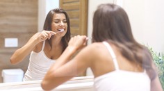 Vedci analyzovali techniky čistenia zubov. Prišli so závermi, ktorá je najvhodnejšia pri problémoch s ďasnami či v boji s povlakom