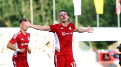 Pre futbal odmalička býval na internáte, no uvažoval, že s ním skončí. Teraz debutoval v reprezentácii