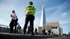 Ozbrojení policajti vykonávajú po útoku raziu na londýnskom predmestí